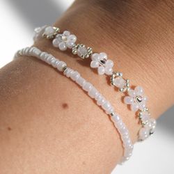 Chamomile bracelet with light gray stone Flower beaded bracelet Bracelets set Floral aesthetic jewellery Gift for her