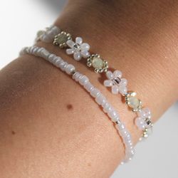 Bracelet with a milky green mother-of-pearl stone Flower green bracelet Beauty bracelets set Dainty jewellery Seedbead