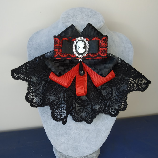 jabot-with-cameo