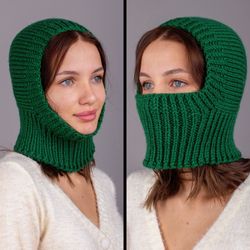 An exquisite balaclava made of merino wool and cashmere. Dark green color