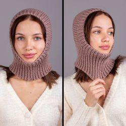 An exquisite balaclava made of merino wool and cashmere. Light brown color