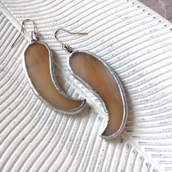 beige wavy earring, glass earrings, simple stained glass, curle earrings, kawaii earrings, dangle earrings