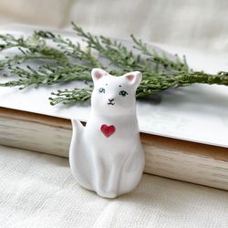 Ceramic White Cat Brooch Pin, Adorable Cat Lady Jewelry Featuring Handcrafted Ceramic Animals