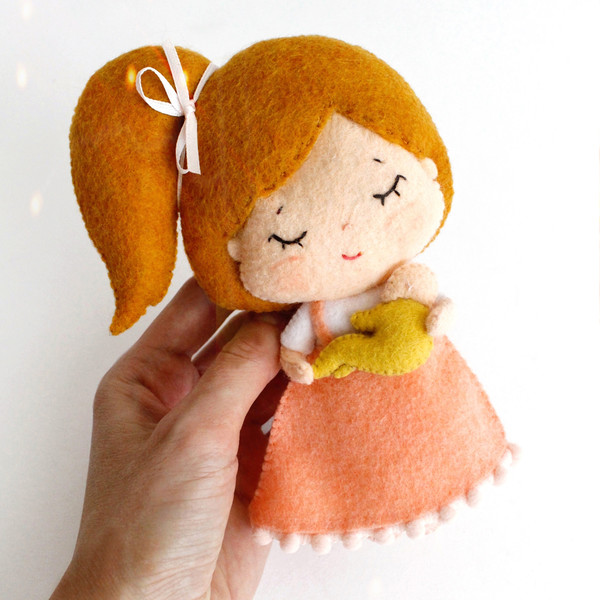Felt Mother day toy gift - mama doll in the sundress with a baby in her hands, in the author's hand view