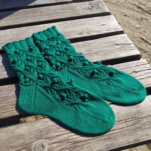Green-womens-handmade-knitted-socks-7
