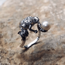 Frog ring with pearls and green cubic zirconias in sterling silver 925. Jewelry series animals