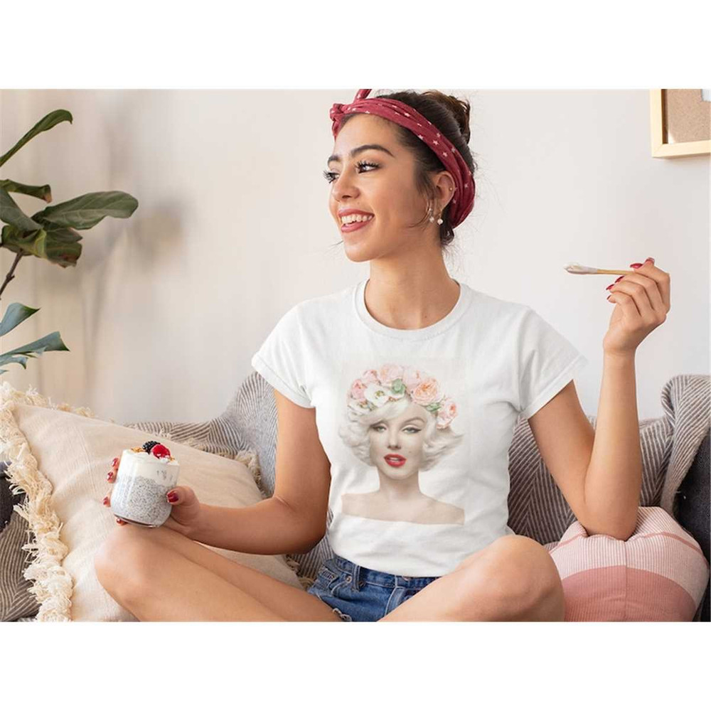 MR-1842023185518-marilyn-monroe-with-rose-flower-crown-womens-t-shirt-image-1.jpg