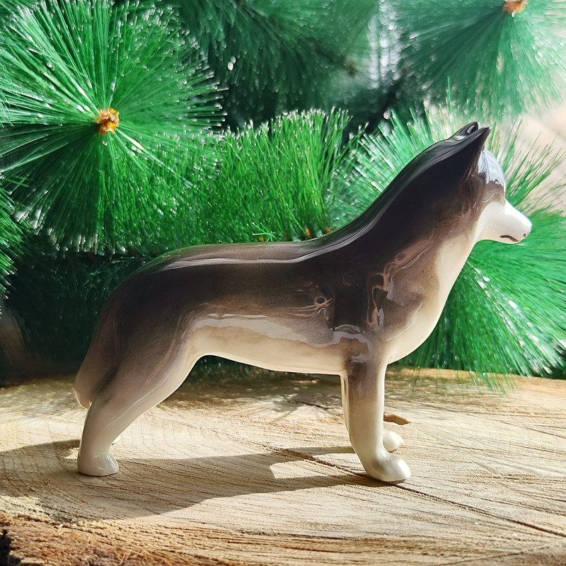 statuette black husky
