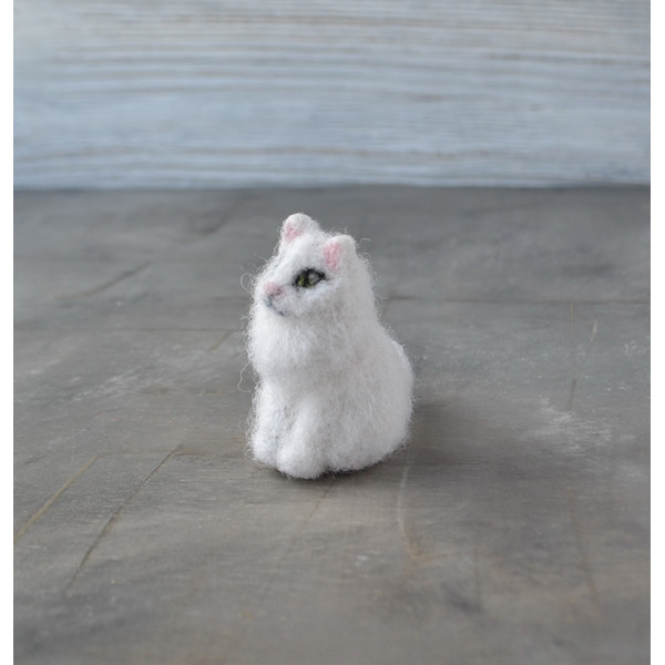 Miniature-dollhouse-white-cat-figurine-1/12-scale-Needle-felted-realistic-wool-fluffy-cat 2