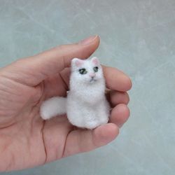 Miniature dollhouse white cat figurine 1/12 scale Needle felted realistic wool fluffy cat Artisan Cute cat sculpture