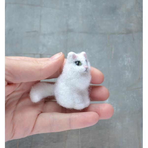 Needle felted tiny white cat (9).JPG