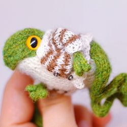 Cute knitted frog