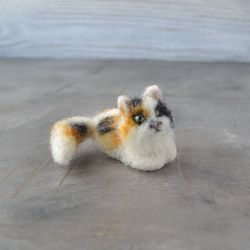 Miniature dollhouse three-colored cat figurine 1/12 scale Needle felted realistic wool fluffy cat Cute cat sculpture
