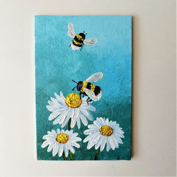 Bumblebee-acrylic-painting-with-daisies-small-wall-decor.jpg