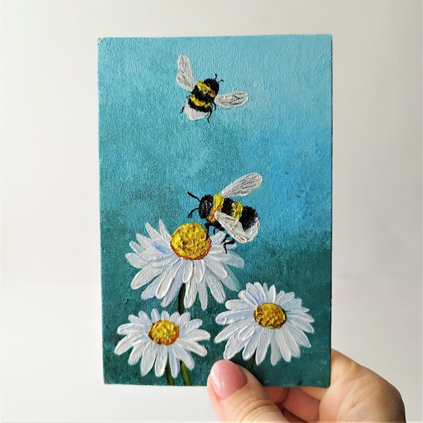 Mini-painting-cute-bumblebee-art-impasto-with-daisy.jpg
