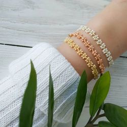 Seed Beaded Floral Daisy bracelet. Daisy chain bracelet, Cute bracelet.