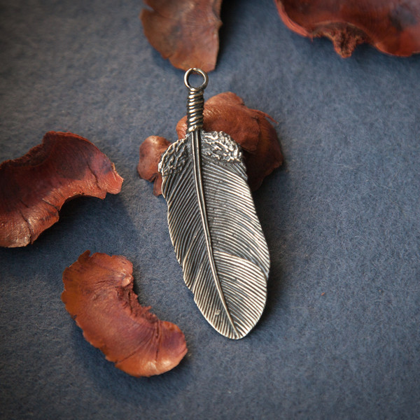 metal-feather-pendant