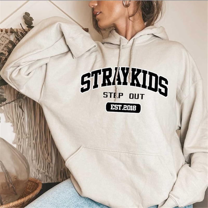 MR2842023172712straykidsstepout2022hoodiemaxidentnewalbum2022image1jpg