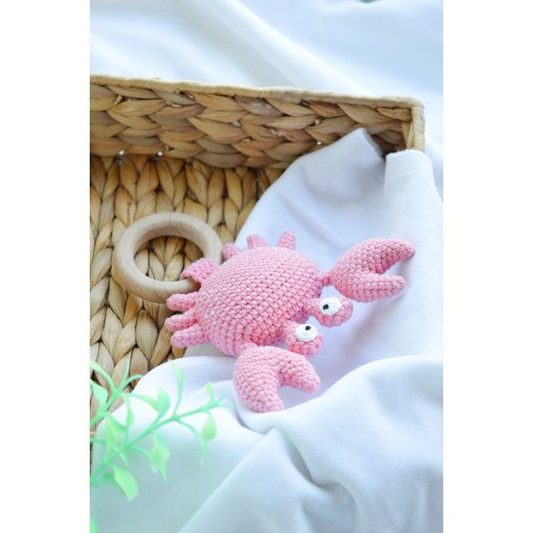 pink crochet crab.jpg