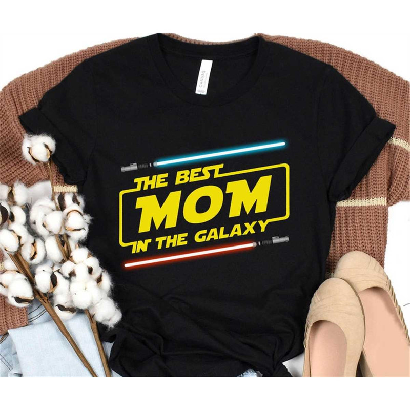 MR-55202391359-the-best-mom-in-the-galaxy-lightsabers-shirt-star-wars-mom-image-1.jpg