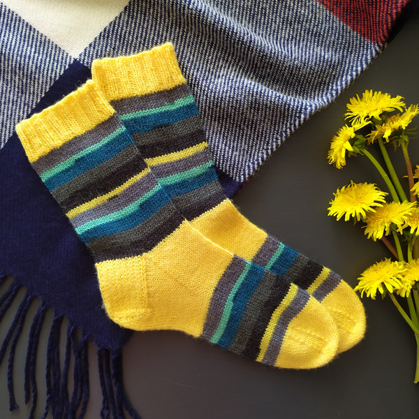 Bright-warm-handmade-winter-socks-2