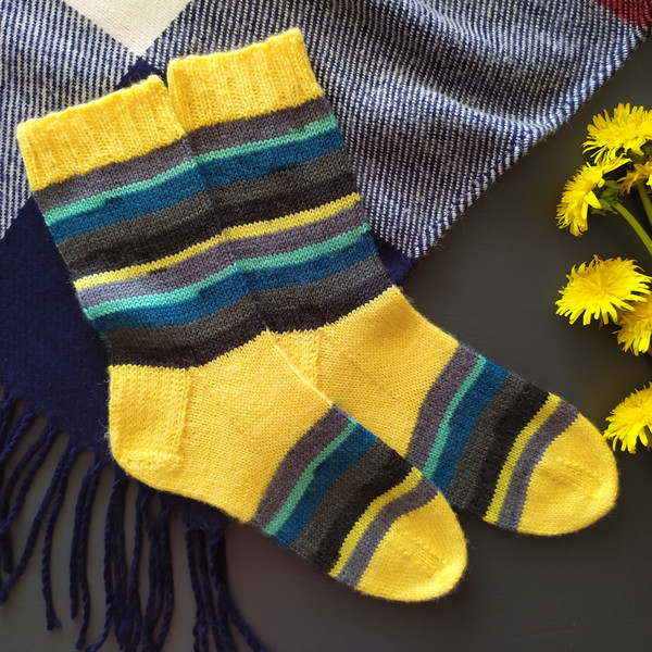 Bright-warm-handmade-winter-socks-3