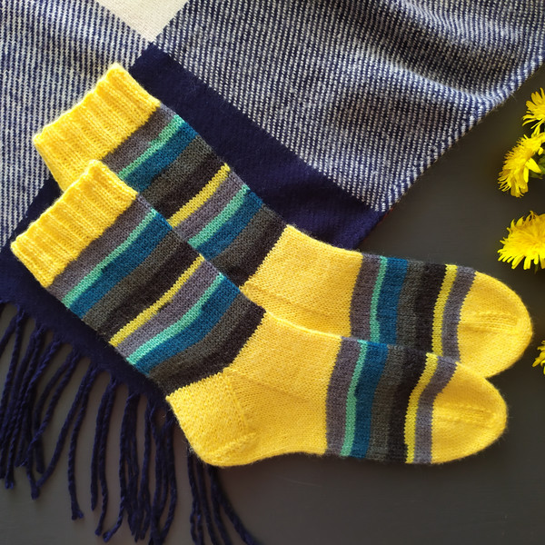 Bright-warm-handmade-winter-socks-4