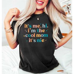 It's Me Hi I'm The Cool Mom It's Me , Retro Comfy Mother Shirt, Cool Mama Shirt, New Mom Gift, Blessed Mama Shirt, Cute