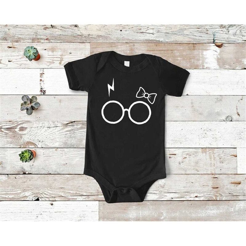 MR-65202320020-harry-potter-baby-girl-onesie-glasses-and-scar-baby-onesie-image-1.jpg