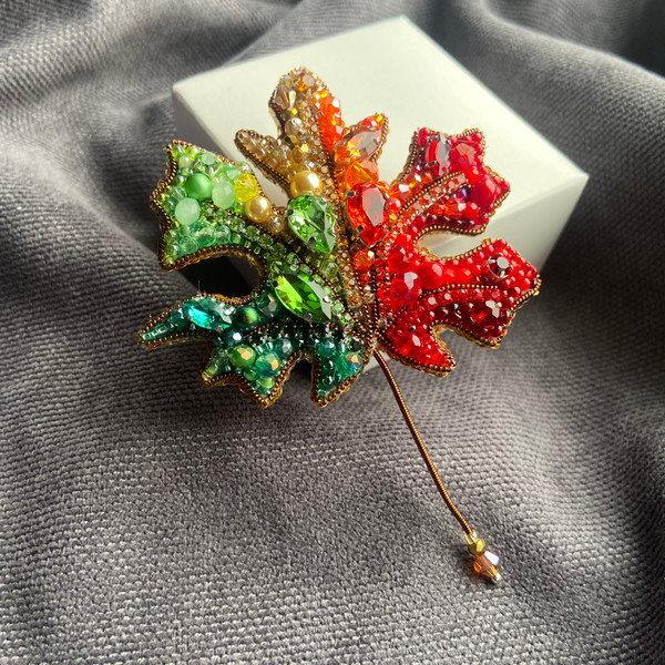 Maple leaf online brooch