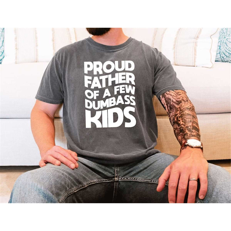 MR-9520231279-proud-father-of-a-few-dumbass-kids-shirt-fathers-day-image-1.jpg