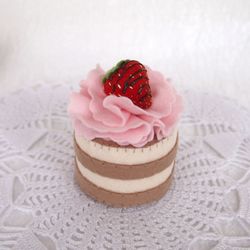 Felt mini cake with strawberry, Original pretend play food, Handmade desighner toy