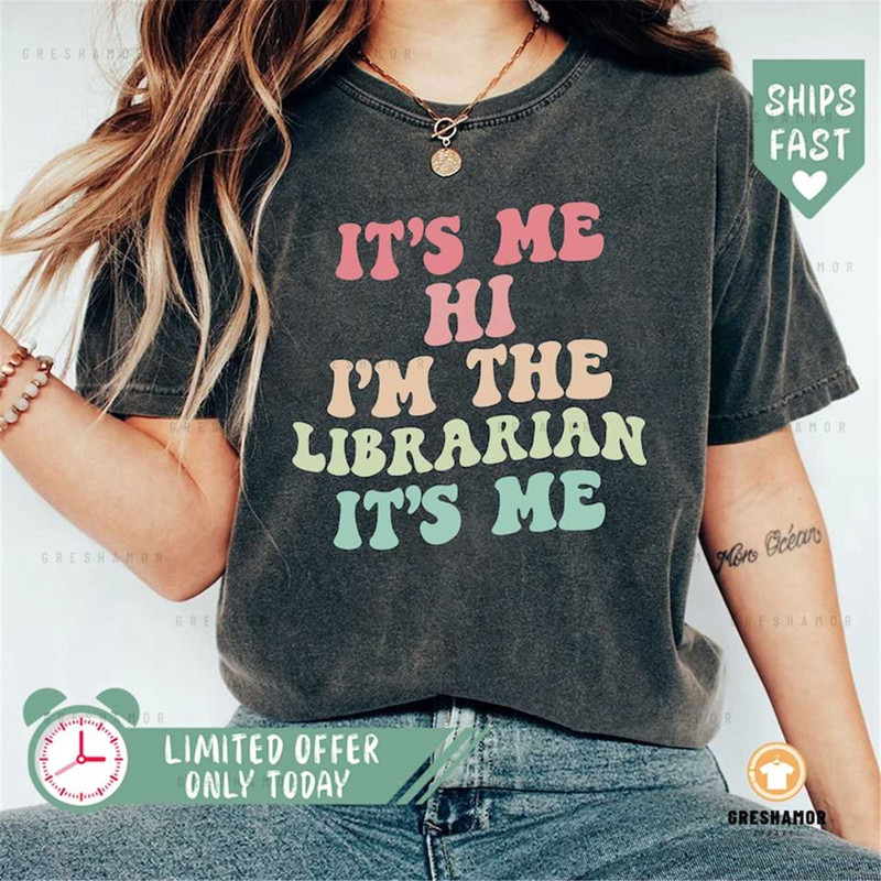 MR-1152023201447-its-me-hi-im-the-librarian-its-me-shirt-image-1.jpg