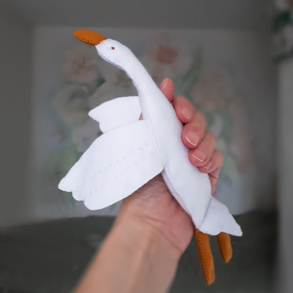 Sewing pattern for making a felt Goose ornament.jpg