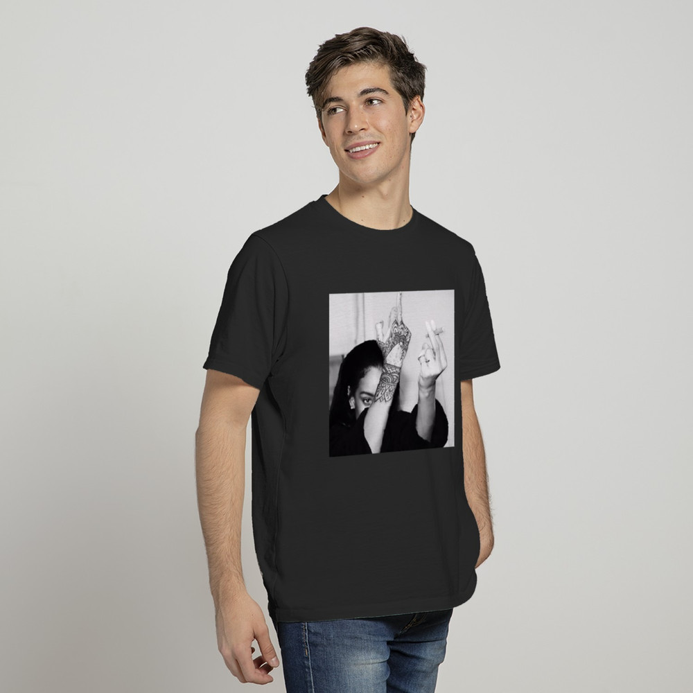 Rihanna Middle Finger T-shirt, Rihanna Shirt, Rihanna Retro 90s Bootleg Rap Tee, Rihanna 2023 Shirt for Men Women Fan