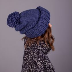 Elongated hat with an edge. Denim(Jeans) color