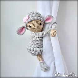 Grace Girl Lamb curtain tieback crochet PATTERN PDF, right or left - English and Spanish