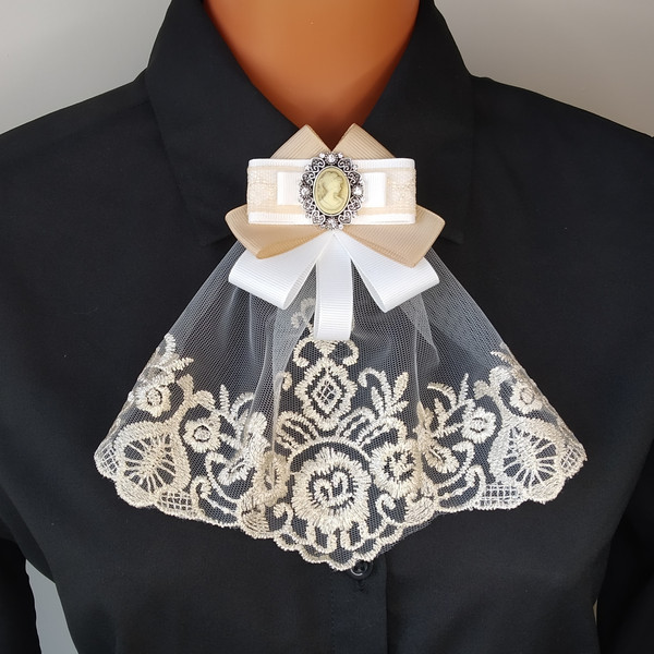 Lace_jabot_Victorian_inspired