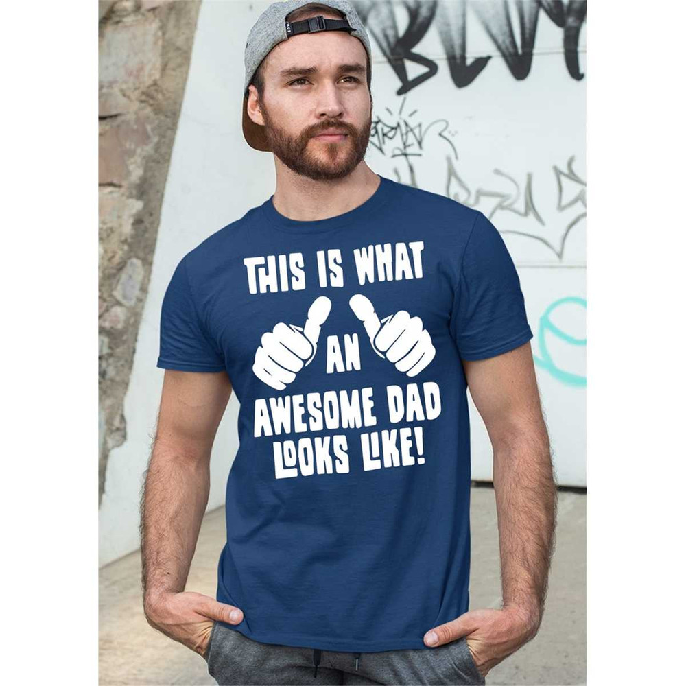 MR-20520238426-fathers-day-this-is-what-an-awesome-dad-looks-like-thumbs-gift-image-1.jpg