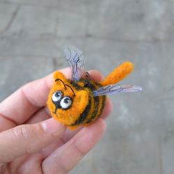 Cat bee 3d keychain Handmade needle felted cute bag charm Funny cat with wings car key chains for women