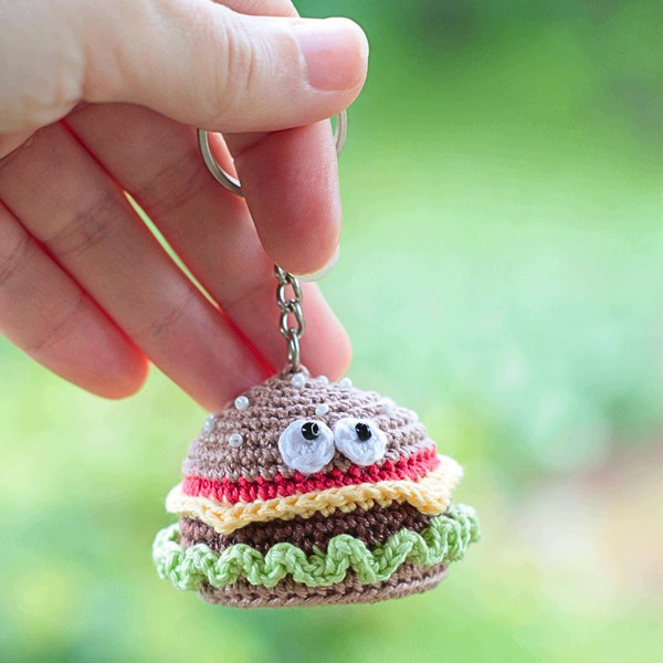 burger-keychain-crochet-pattern-bag-charm-02.jpg
