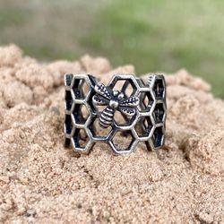 Bee on honeycombs silver ring, Size 4 - 8 US, Made to order, Bee lover gift, Silver jewelry for men or woman