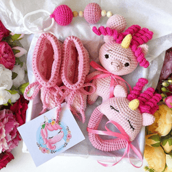 Baby gift box unicorn. Baby booties, rattle unicorn, stroller toy. Gift set for newborns. Crochet baby unicorn. Set pink