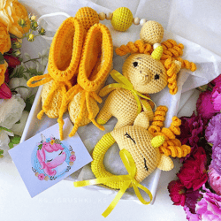 baby gift box unicorn. baby booties, rattle unicorn, stroller toy. gift set for newborns. crochet baby unicorn. baby set