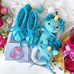 Baby gift box unicorn. Baby booties, rattle unicorn, stroller toy. Gift set for newborns. Crochet baby unicorn. Baby set