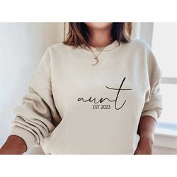 aunt est 2023 sweatshirt, custom aunt shirt, gift for aunt, minimalist gift sweatshirt for aunt, baby announcement hoodi
