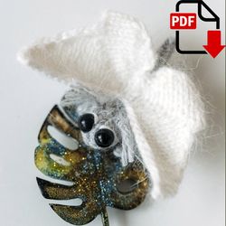 Tiny Butterfly knitting pattern. Knitted insect step by step tutorial. DIY miniature. English and Russian PDF.