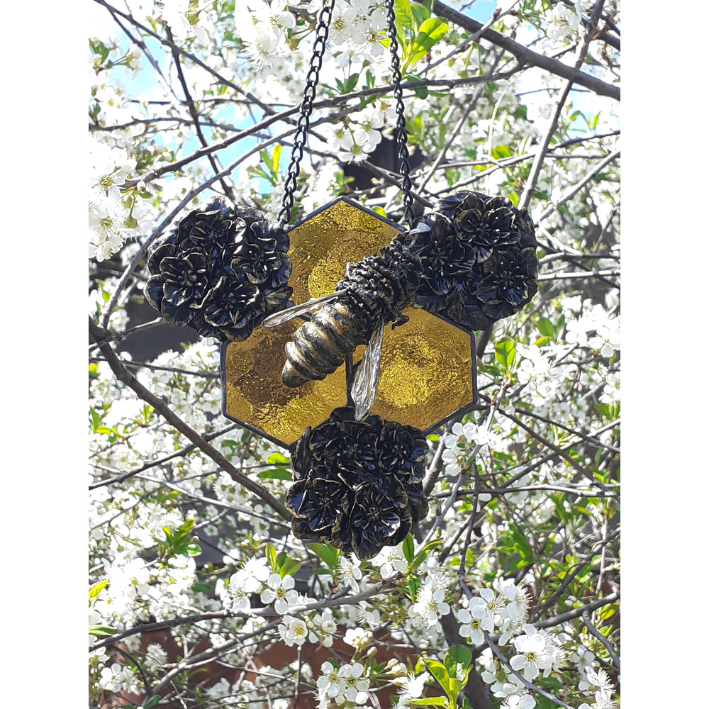 Stained Glass Bee Suncatcher Honeybee Stained Glass Plant Polymer Clay Honeycomb Decoration Lily Flower Ornament 3