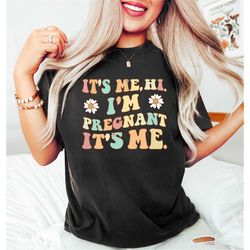 it's me hi i'm pregnant it's me shirt, retro groovy pregnant shirt, floral pregnancy gift, sarcastic pregnancy shirt, pr