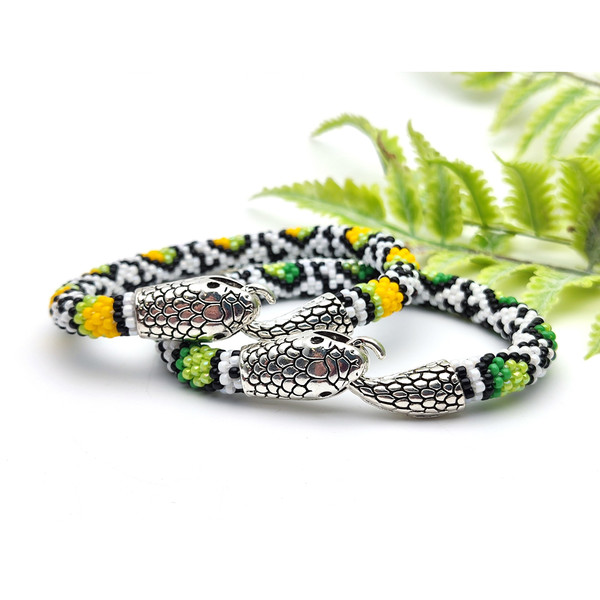 Unique and stylish serpent bracelet - green and yellow seed beads